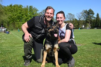 Deutsche Meisterschaft im Schutzhundesport in Lugau: Zwischen Respekt, Biss und Titeljagd - Die Lugauer Peter Kaspereit (l.) und Stefanie Nowak (r.), hier mit ihrer Hündin Sigrid, waren beide am Start.