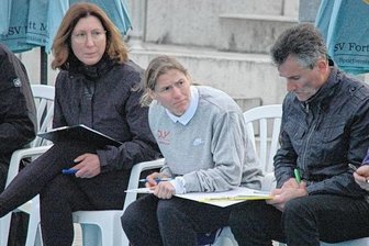 Deutsche Meisterschaft in Mittweida: Prüfende Blicke während der Rundenhatz - Bianka Herrmann (in Grau) von der SG Vorwärts Frankenberg war mit ihrer Mutter Petra als Kampfrichterin im Einsatz. 