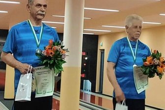 Deutsche Meisterschaft ruft: Zwei Kegler der TSG Sehma dabei - Dietmar Fröhlich und Reiner Walther (l.) während der Siegerehrung nach den Sachsentitelkämpfen.