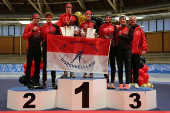 Deutsche Meisterschaften im Eisschnelllauf: Gold, Silber und Bronze für Mylauer - Das Mylauer Team bei der Deutschen Meisterschaft der Eisschnellläufer in Berlin: von links Richard Ketzel, Christian Böhm, Tillmann Müller, Johanna Brückner, Lena Mothes, July Seifert und Cheftrainer Reiner Roth.