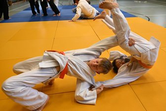 Deutsche Meisterschaften im Ju-Jutsu: So ticken die jungen Titelanwärter aus Zwickau - Kraft, Ausdauer und Gelenkigkeit haben Noah-Joel Schmutzler (links) und Mina Pham Van definitiv.
