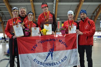 Deutsche Meisterschaften: Mylauer Eisschnellläufer alle auf dem Podest - Die erfolgreichen Mylauer Kufen Flitzer neben den Trainern Rainer Roth, hinten links und Stephan Mothes, rechts außen.