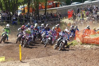 Deutsche Motocross-Meisterschaft in Lugau: Tollkühne Piloten bringen die Halde zum Beben - Beim Start war das Gedränge noch groß. Später lichtete sich das Feld.