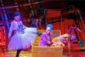 Deutsche Opern-Erstauführung im Erzgebirge: ein "Falstaff" nur aus Muskeln, ohne Fett - Regisseur Christian von Götz verlegt die Inszenierung der deutschen Erstaufführung von Michael William Balfes Oper "Falstaff" in ein kunterbunt ausgestattetes Zirkusmilieu: Bettina Grothkopf (Mrs Ford), László Varga (Falstaff) und Maria Rüssel (Annetta) in Aktion.