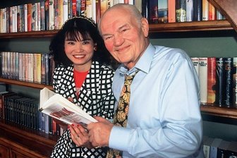 Deutsche Opfer, russische Täter? - Heinz G. Konsalik und seine Lebensgefährtin Ke Gao posieren am 10.04.1996 in Salzburg (Österreich) vor einem Regal, in dem alle Bücher des Erfolgsautors aufbewahrt werden.