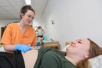 Deutsche Pflege-Meisterin aus Chemnitz: „Für die Patienten bleibt oft zu wenig Zeit“ - Anna Telle aus Chemnitz (links) ist angehende Pflegefachfrau – und schon „Deutsche Meisterin der Pflege“. Im September vertritt sie Deutschland bei der Weltmeisterschaft „World Skills“ in Frankreich. Im Intensiv-Training stellt sich Mitauszubildende Celine Göthel als Patientin zur Verfügung.