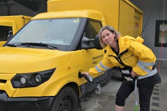 Deutsche Post investiert am Standort in Eibenstock in Klimaneutralität - Zustellerin Susan Baldauf fährt einen E-Transporter. Elf dieser Fahrzeuge bilden die Flotte, die derzeit täglich vom neuen DHL-Zustellstützpunkt in Eibenstock startet. 