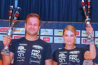 Deutsche Rallye-Meisterschaft 2022: Vogtländer sind nach Krimi erstmals ganz oben - Philip Geipel aus Plauen und sein Co-Pilotin Katrin Becker-Brugger präsentieren nach einer spannenden und nervenaufreibenden Abschlussrallye stolz ihre Meisterschaftspokale. 