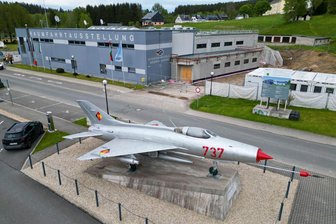 Deutsche Raumfahrtausstellung: Erweiterung schreitet voran - Im Erweiterungsbau der Deutschen Raumfahrtausstellung werden nun Schiebetüren eingebaut.