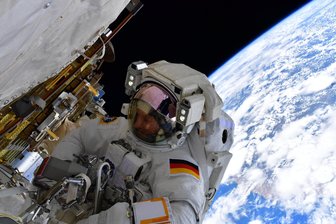 Deutsche Raumfahrtausstellung in Morgenröthe-Rautenkranz plant virtuelle Reise ins All - Astronaut Matthias Maurer im Außeneinsatz an der ISS: In diese Welt sollen die Besucher der Raumfahrtausstellung künftig eintauchen.