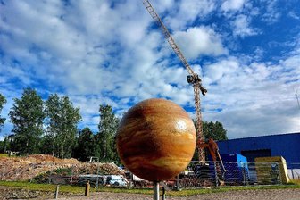 Deutsche Raumfahrtausstellung in Morgenröthe-Rautenkranz: So laufen die Bauarbeiten - Der Baukran hinter dem Jupiter-Modell kann bald wieder abgebaut werden. Der Anbau an die Deutsche Raumfahrtausstellung liegt bislang bei Kosten und Zeitschiene im Plan. Für Juni 2026 ist die Eröffnung geplant.