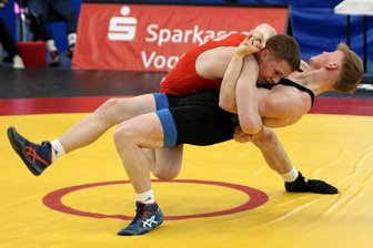 Deutsche Ringer-Meisterschaft: Pausa gewinnt die Vereinswertung - Nach seinem 5. Rang aus dem Vorjahr erkämpfte Max Schmalfuß (rotes Trikot) bei der Heimmeisterschaft in Pausa den Bronzerang.
