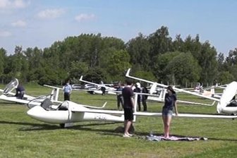 Deutsche Segelflugmeisterschaft: Wo es wirklich aufs Wetter ankommt - Aufgereiht nach den jeweiligen Klassen warten die Teilnehmer darauf, dass sie die Motorflugzeuge in die Luft bringen. 