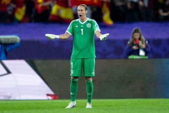 Deutsche Tugenden, Zopf-Desaster und TV-Frust: Eine Betrachtung zur Frauen-EM nach dem 0:1 gegen Spanien - Ausgerechnet die beste deutsche EM-Spielerin, Torfrau Ann-Katrin Berger, ärgerte sich über ihren Patzer und das 0:1, das letztlich das Aus bedeutete.