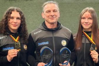 Deutsche U-20-Meisterschaften: Thalheimer Ringerin verteidigt ihren Titel - Trainer Steffen Richter freute sich über die Erfolge von Naemi Leistner (l.) und seiner Tochter Cassidy.