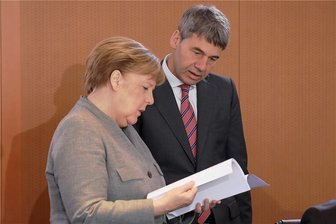 Deutscher Botschafter in China stirbt kurz nach Dienstantritt - In die Arbeit vertieft: Bundeskanzlerin Angela Merkel und der deutsche Botschafter in China, Jan Hecker, damals noch in seiner Funktion als Abteilungsleiter Außen-, Sicherheits- und Entwicklungspolitik. 