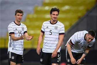 Deutscher EM-Kader: Rückkehrer Müller und Hummels können Löws Erbe retten - Thomas Müller (links) und Mats Hummels besprechen ein Problem. 