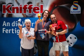 Deutscher Kniffel-Meister kommt aus Jena - Die Besten: Katharina Lehmann (2. Platz, l-r), Lennart Fiedler (1. Platz), und Nico Richard (3. Platz).