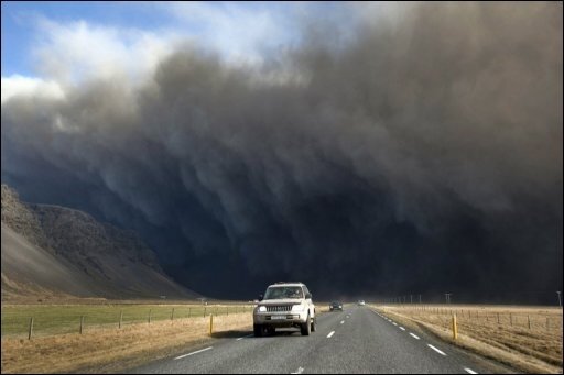 Deutscher Luftraum bis mindestens 20 Uhr gesperrt - Der Eyjafjöll-Vulkan in Island weiterhin Asche in die Luft bläst und sich die Luftströmungen nach einer Einschätzung des Deutschen Wetterdienstes vorerst kaum ändern dürften, ist ein Ende der Flugverbote nicht absehbar.