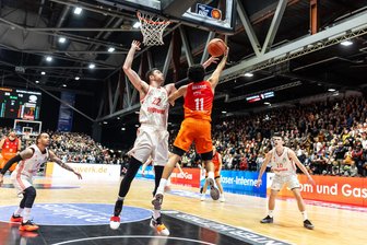 Deutscher Meister am Ende eine Nummer zu groß: Niners Chemnitz verlieren deutlich gegen Bayern München - Am Ende hat es nicht gereicht: Die Niners Chemnitz (hier Jacob Gilyard) verloren gegen den FC Bayern München (hier Danko Brankovic).