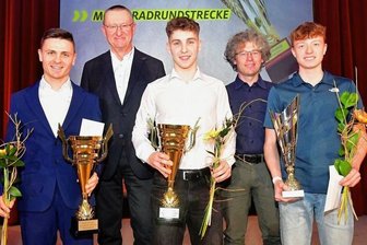 Deutscher Meister bleibt seiner Rennklasse treu - Von Peter Weidinger (hinten links), Vorstand Sport des ADAC Sachsen, und Steve Jenkner, dem Rennsportbeauftragten des ADAC (hinten rechts), erhielten Max Enderlein, Marvin Siebdrath und der Vogtländer Dustin Schneider (vorn von links) die Pokale für ihre Erfolge 2022.
