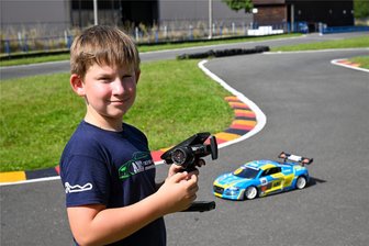 Deutscher Meister mit zehn Jahren: Eric Künzel rast allen davon - Eric Künzel ist Deutscher Juniorenmeister mit seinem ferngesteuerten Modellauto geworden. Hier zeigt er auf der Rennstrecke des Automobilclubs Mühlau im Gewerbegebiet, wie er mit der Fernbedienung seinen Auto R8 schnell steuern kann.
