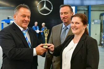 Metallbau Bellmann in Brand- Erbisdorf. Steffen Bellmann erhält aus den Händen von Peggy Ullrich den " Oskar" für Metallbauer. Mit dabei Reiner Thomas, Obermeister der Metallbauinnung.
