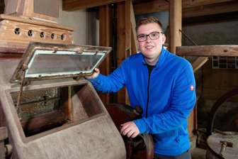 Deutscher Mühlentag: Zehn gute Gründe für den Besuch der Lang-Mühle in Wiederau - Die Lang-Mühle in Wiederau gilt als funktionsfähig. Emil Kertzsch zeigt hier einen Walzenstuhl.