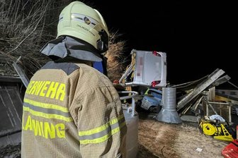 Rettungskräfte der Feuerwehr sind am Unglücksort im Einsatz. Ein deutscher Reisebus ist auf der Rohrmooser Landstraße L722 in Richtung Schladming in der sog. «Schlösselkehre» über eine Böschung gestürzt. 