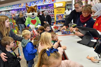 Deutscher Spielwarenhändler mit mehr als 100 Filialen ist pleite - Wie hier in Bochum Anfang 2025 herrschte auch bei der Eröffnung der Rofu-Filiale in Leipzig vor anderthalb Jahren ein riesiger Andrang.