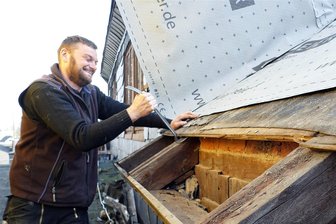 Deutsches Haus in Grünhainichen gerettet: Was der neue Eigentümer plant - Um die Arbeiten am Dach des Deutschen Hauses in Grünhainichen kümmert sich Dachdecker Stefan Ardelt.