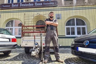 Deutsches Haus in Lößnitz hat jetzt einen türkischen Besitzer - Stadtbekannte Fassade, neues Gesicht: Müslüm Yilmaz vor dem Deutschen Haus in Lößnitz.