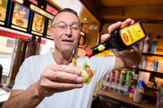 Deutsches Maggi-Eis lockt sogar Kunden aus Japan - Uwe Hoffmann zeigt in seinem Eiscafé Favretti sein würziges Maggi-Eis, das er mit Tomate, Basilikum, Liebstöckel und Salzcracker serviert.