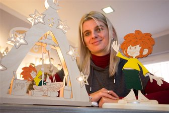 Deutschkatharinenberg: In der Weigla-Werkstatt ist der Pumuckl los - Jane Kaden von der Firma Weigla zeigt zwei Artikel von mehreren mit dem Pumuckl-Motiv.