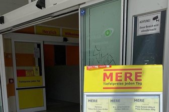 Deutschland-Aus für russischen Discounter Mere? Filialen nur noch in Sachsen - Ein Schild mit Angeboten vor dem Markt in Zwickau. 