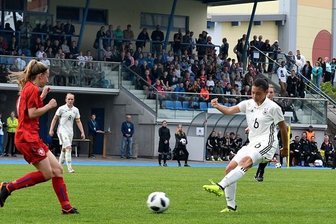 Deutschland gewinnt in Mittweida - Länderspiel der deutschen Fußballnationalmannschaft der U-15-Juniorinnen (weiß), hier mit Ria Clara Fröhlich beim 2:1, gegen Tschechien in Mittweida.