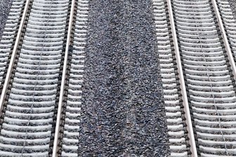 Deutschland kaputt – Wie der ICE durchs Lagerfeuer donnert - Im September waren nur 55 Prozent der Fernzüge der Deutschen Bahn pünktlich. Zentraler Grund: Modernisierungsstau. Die Bahn wird zum Sinnbild für die Republik. Foto: Julian Stratenschulte/dpa