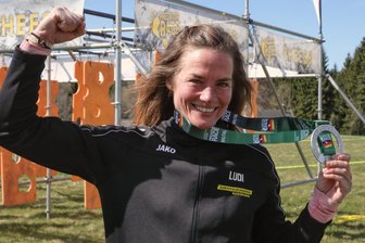 Deutschland-Premiere im Erzgebirge: Hindernislauf pflegt die Extreme - Ludmilla Hertle bestritt in Johanngeorgenstadt ihr erstes Rennen in diesem Jahr. Sie feierte in der Elite-Klasse den Sieg.