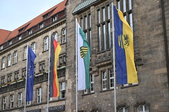 „Deutschland, Sachsen, Chemnitz und der CFC“: Wie sattelfest sind Chemnitzer in Flaggenkunde? - Vier Flaggen vor dem Rathaus: Dieser Anblick soll bald in Chemnitz zur Normalität werden.