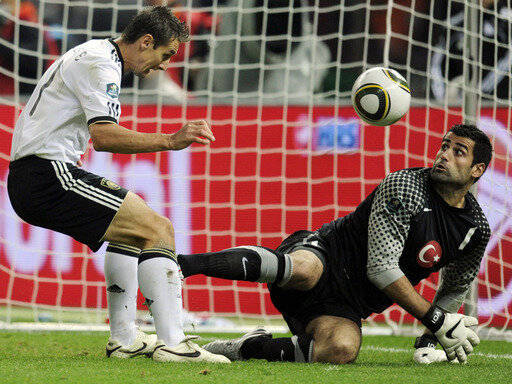 Deutschland siegt im "Auswärtsspiel" von Berlin - Miroslav Klose köpft den Ball zur 1:0-Führung ins Tor