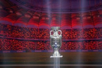 Deutschland und die Europameisterschaft: Warum der DFB nicht sofort mit dabei war - Seit 2008 Objekt der Begierde: der "Coup Henry Delauney" - Sterlingsilber, 60 cm hoch, acht Kilo schwer, rund 5500 Euro reiner Materialwert.