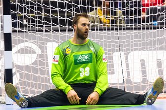 Deutschland verpasst Bronze bei der Handball-WM - Deutschlands Torwart Andreas Wolff sitzt nach einem Gegentor enttäuscht auf dem Boden.
