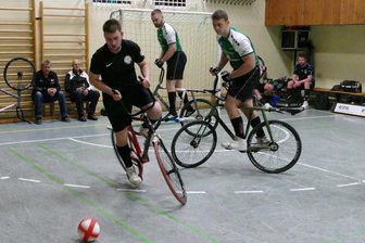 Deutschlandpokal im Radball: Zweitliga-Aufsteiger Lippersdorf besteht Generalprobe - Ihren Heimvorteil wussten Philipp Vogel (r.) und Ronny Dornberger zu nutzen. Mit Platz 2 bei der Vorrunde in eigener Halle qualifizierten sich die Lippersdorfer fürs Viertelfinale des Deutschlandpokals.