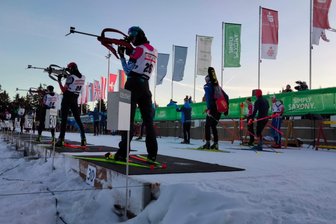 Deutschlandpokal: Oberwiesenthaler wollen vor heimischer Kulisse auftrumpfen - Die Biathleten – hier beim Alpencup im vergangenen Jahr – hoffen auch diesmal auf möglichst wenig Wind am Schießstand.