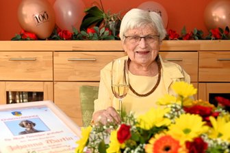 Deutschlands älteste Gitarrenlehrerin? Johanna Martin feiert 100. Geburtstag in Hainichen - Johanna Martin am Samstag an ihrem 100. Geburtstag in Hainichen. Ein Ehrentag mit Musik, vielen Gästen und Sekt.