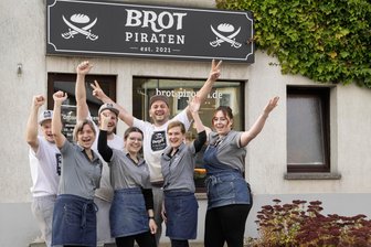 Deutschlands beliebteste Bäcker: Erzgebirger holen sich den Titel in Sachsen - Samuel Heym, Susan Weiße, Heiko Hennig, Vanessa Nobis, Christian Beyer, Nicole Beyer und Luise Mildner (v. l.) von den Thumer Brot-Piraten sind einfach nur happy.