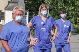 Deutschlands beliebteste Pflegeprofis: Team der Chemnitzer Corona-Station ausgezeichnet - Drei von 18 Schwestern und Pflegern der Covid-Station K 111 des Klinikums: Stationsleiterin Ute Oelmann, ihre Stellvertreterin Kristin Kummerlöw und Schwester Nadja Gabriel (von links). Ihr Team hat in Sachsen den Wettbewerb "Deutschlands beliebteste Pflegeprofis" gewonnen.