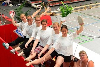 Deutschlands beste Tanzgruppen gehen in Frankenberg auf das Parkett - Die von Martina Funke (r.) trainierten Dancing Sox haben am Freitag noch das Sportzentrum Frankenberg für die Meisterschaft dekoriert.
