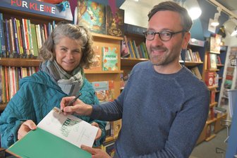 Deutschlands Brotpapst Lutz Geißler weckt in Freiberg Lust aufs Selberbacken - Im Taschenbuchladen in Freiberg signierte Bestsellerautor Lutz Geißler sein neues Brotbackbuch.