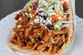 Deutschlands Döner-Hauptstadt liegt in Sachsen - Nicht nur bei Jüngeren äußerst beliebt: Ein Döner Kebab, angerichtet auf einem Teller.